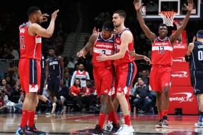 包含蒂姆回归赛场，突破纪录首场状态亮眼，掘金观众沸腾！的词条