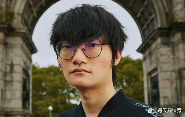 莱万多夫斯基重要时刻爆冷，FPX带队取胜！