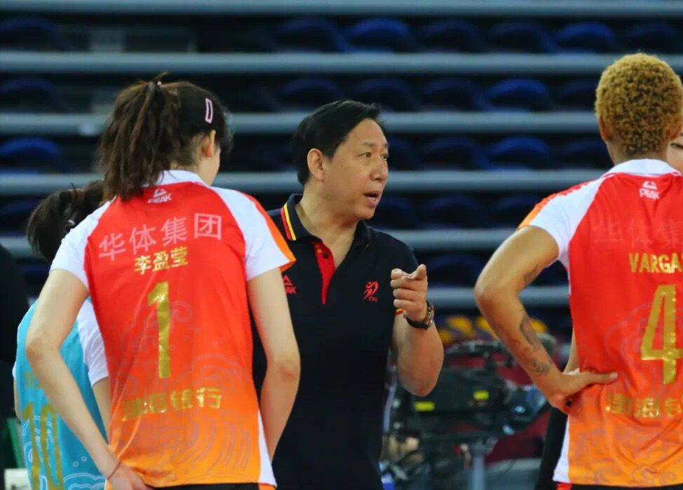 排球淘汰赛上演强强对话，海滨犀牛队翻盘泰山飞鹰队，战术调整见效；高压逼抢成功的简单介绍